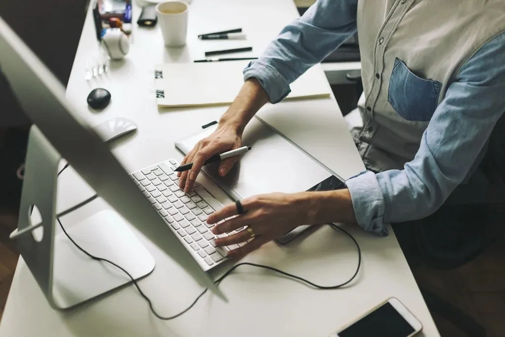 Arbeitsplatz mit iMac und Tablet – Website und Domain im Blick behalten